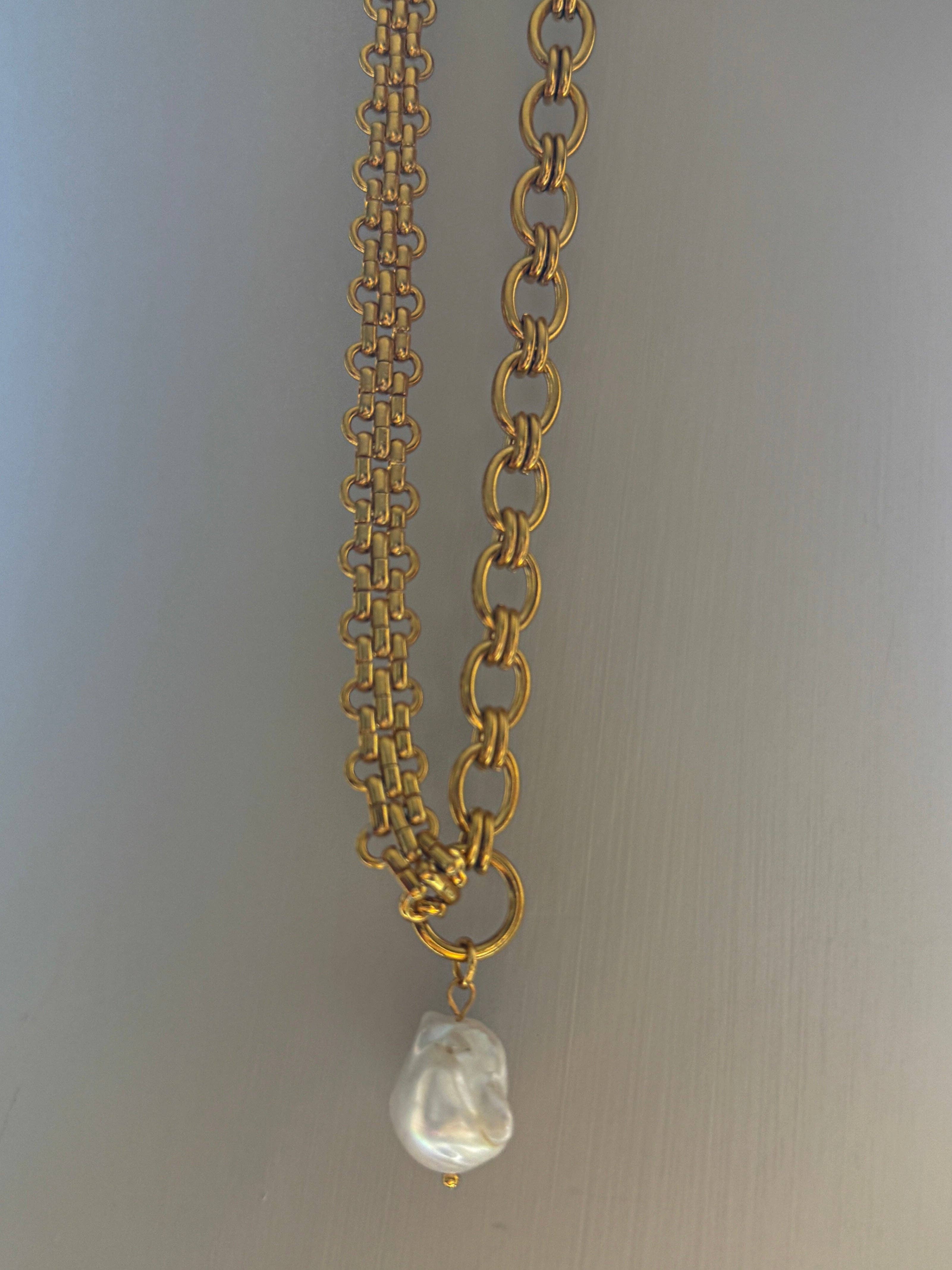 THE AMBER NECKLACE